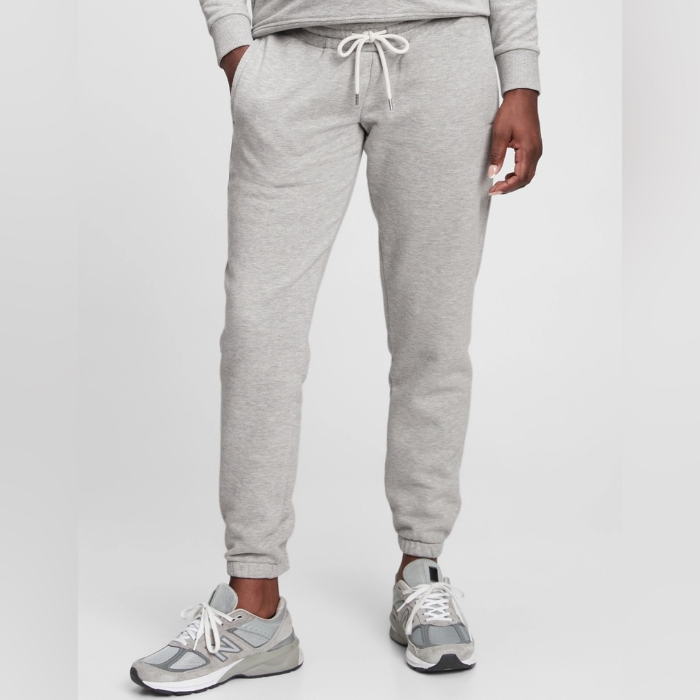 GAP Maternity Fleece Under Belly Joggers in Heather Grey